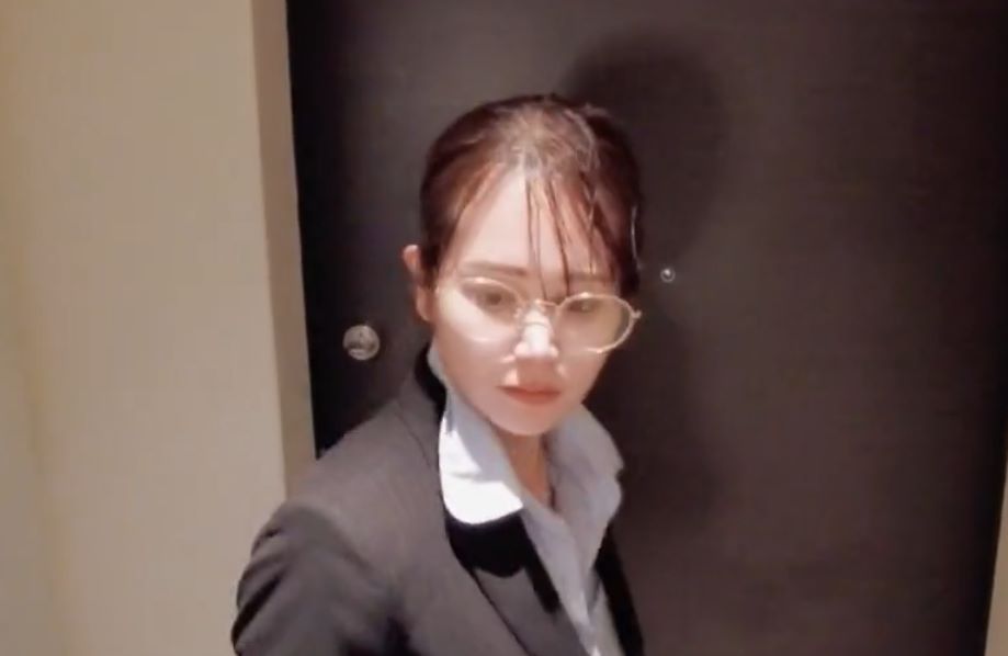 日本网红NaomiiiChannel的OL白领视频什么梗，回家途中被大雨淋湿