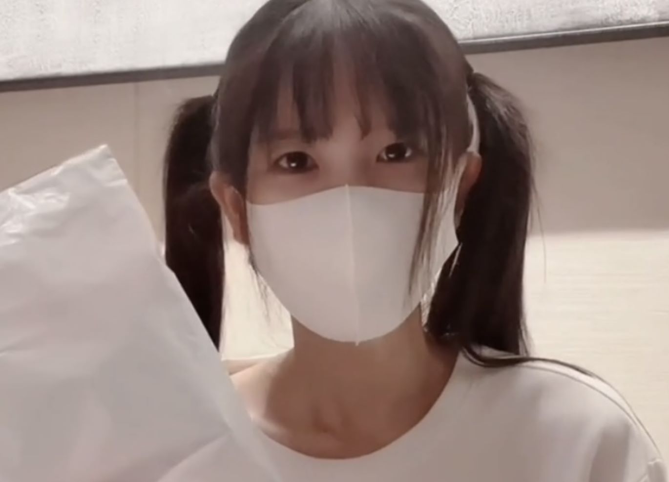 网红粉色情人和玩偶是同一个人吗，两人都戴着口罩