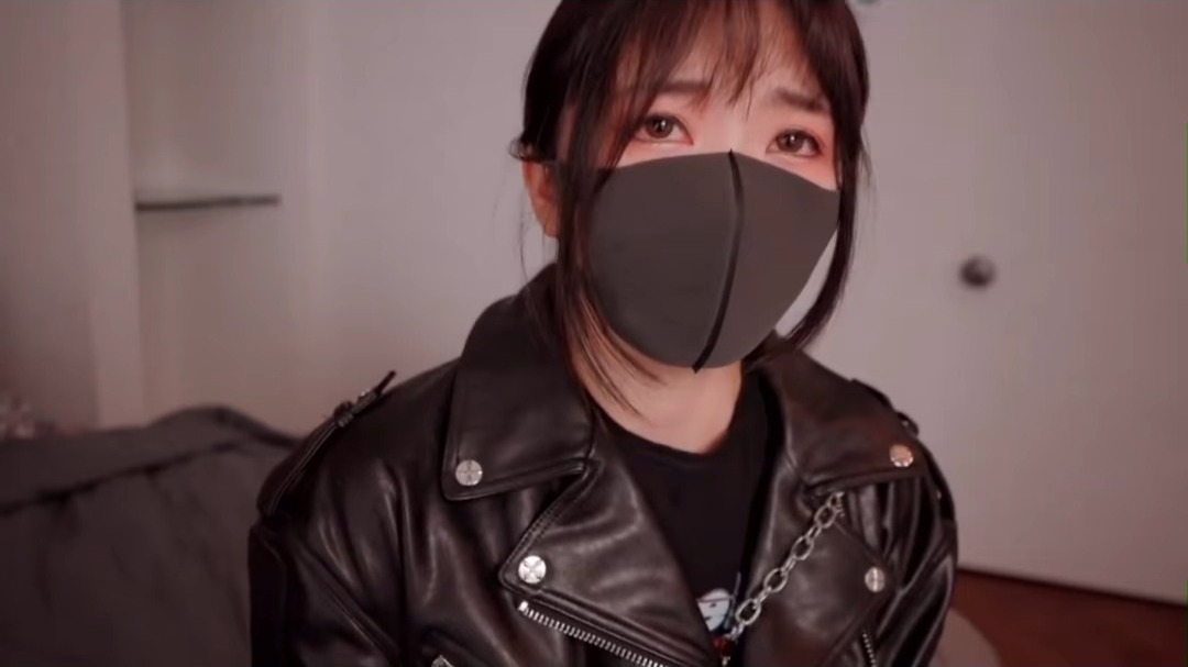 网红粉色情人和玩偶是同一个人吗，两人都戴着口罩