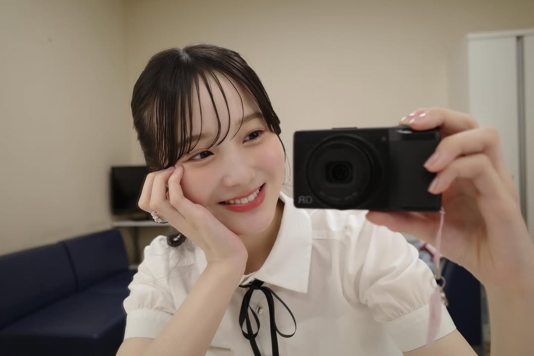 本田纱来分享白色衬衫造型自拍照片，清新透明的气质