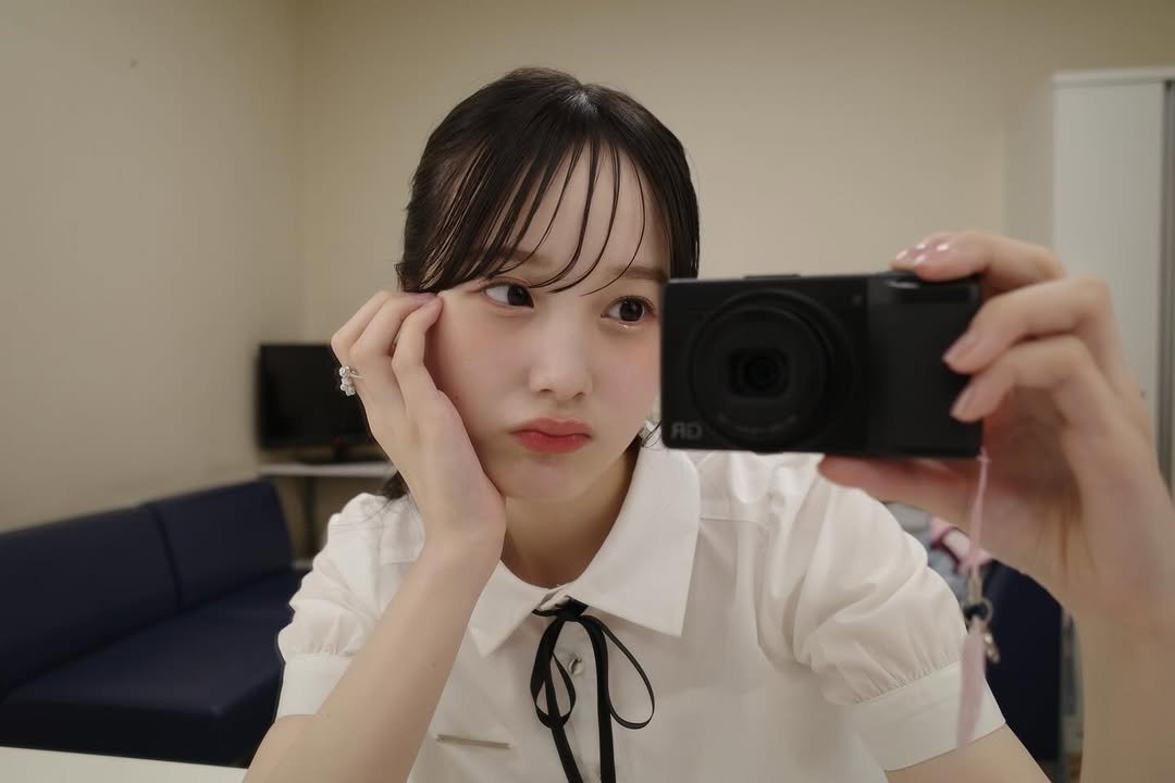 本田纱来分享白色衬衫造型自拍照片，清新透明的气质