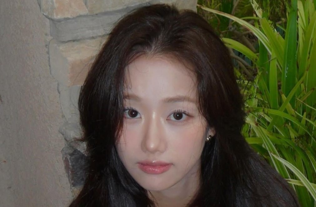 李娜恩分享淡粉色系妆容近况自拍照，清新优雅的气质