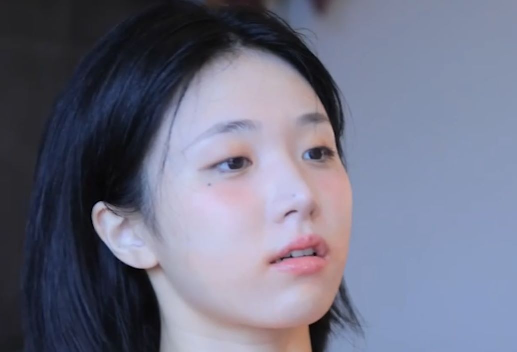 yeonwoo李妍雨吃西瓜视频什么梗，坐在泳池边上吃西瓜