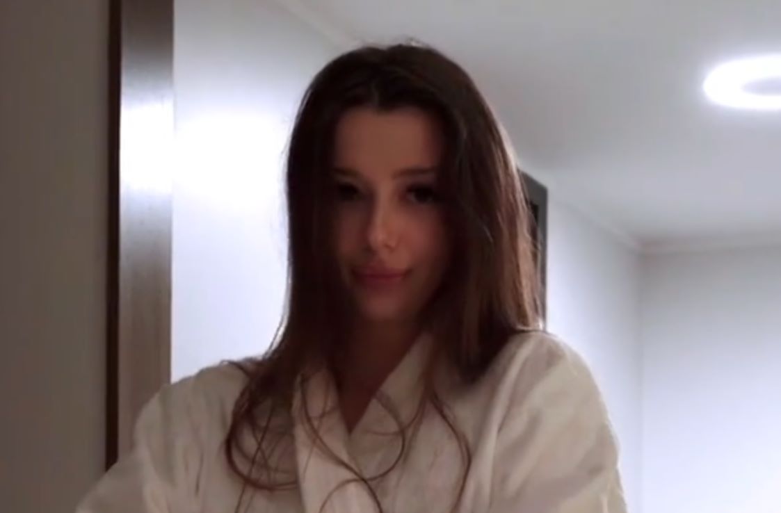 俄罗斯网红模特JulieJess和邻居视频什么梗，在隔壁家过夜