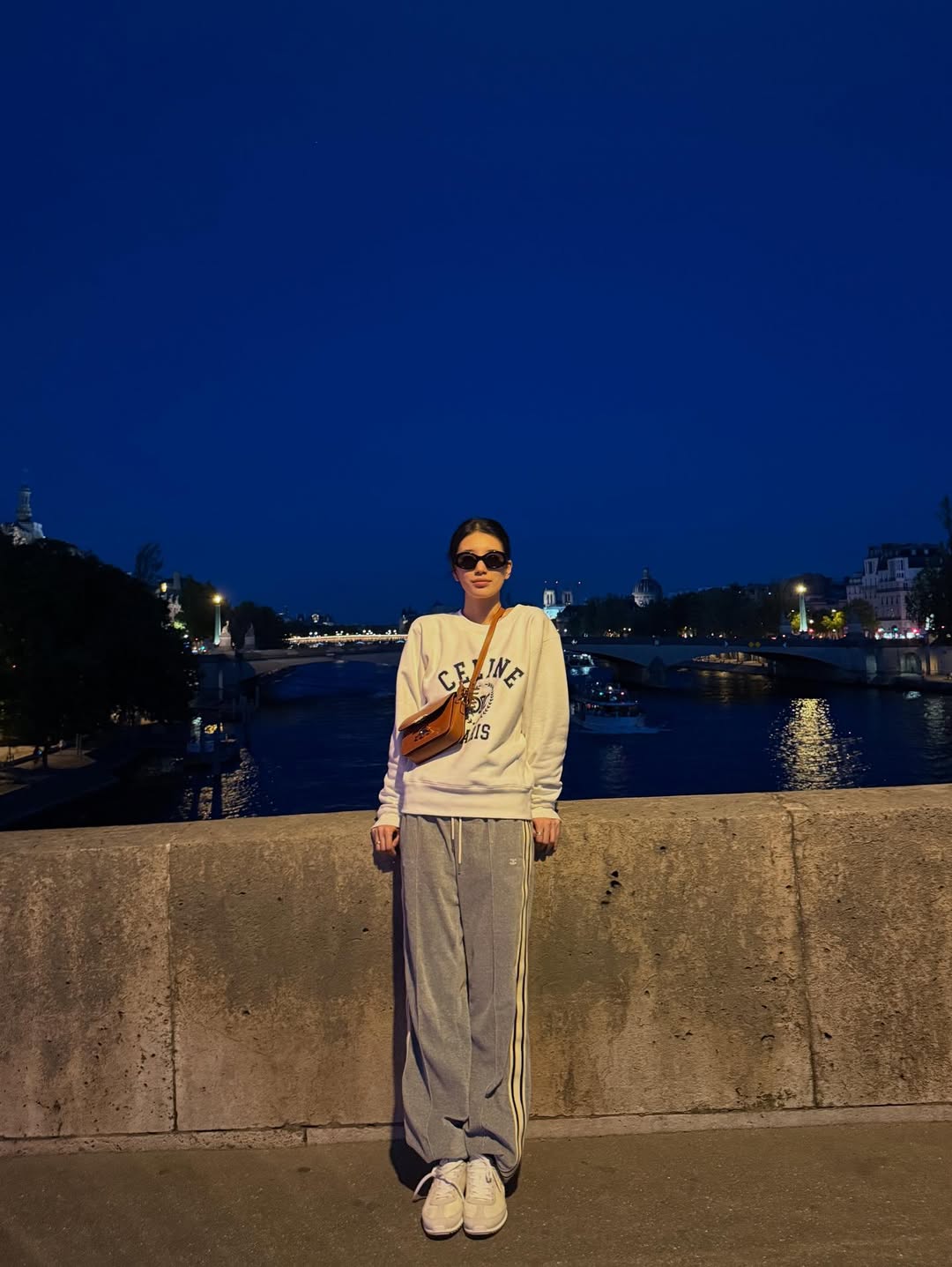 裴秀智分享游玩巴黎时的夏夜美照，一身随性装扮融入巴黎夜色之中