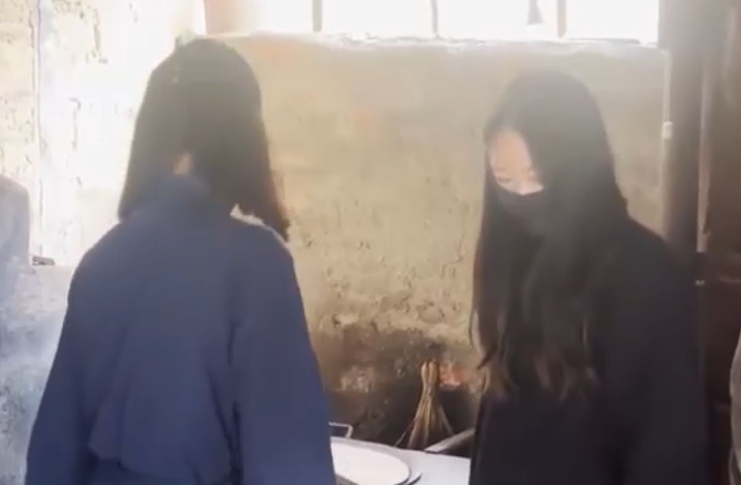 户外网红主播CikaiMoon携手闺蜜视频什么梗，到农村给老人做饭