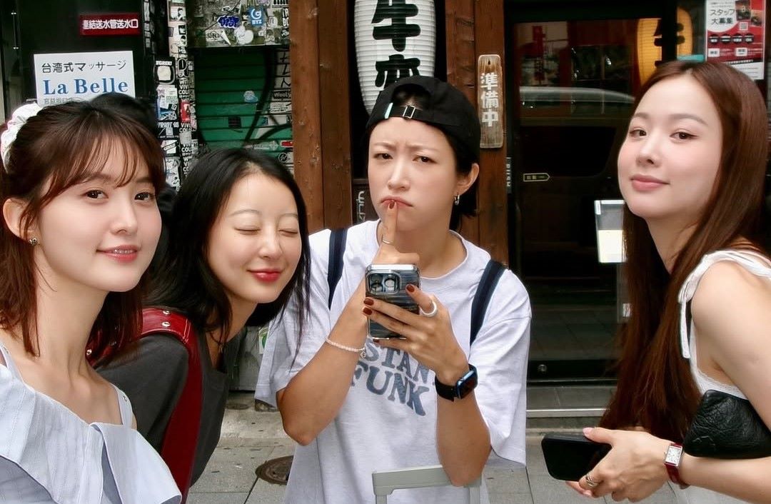 韩国女团EXID全体成员前往日本旅行，漫步街头拍摄纪念照