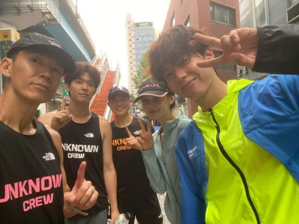 Danielle与朴宝剑、Sean一起10公里晨跑，在城市街道上合影