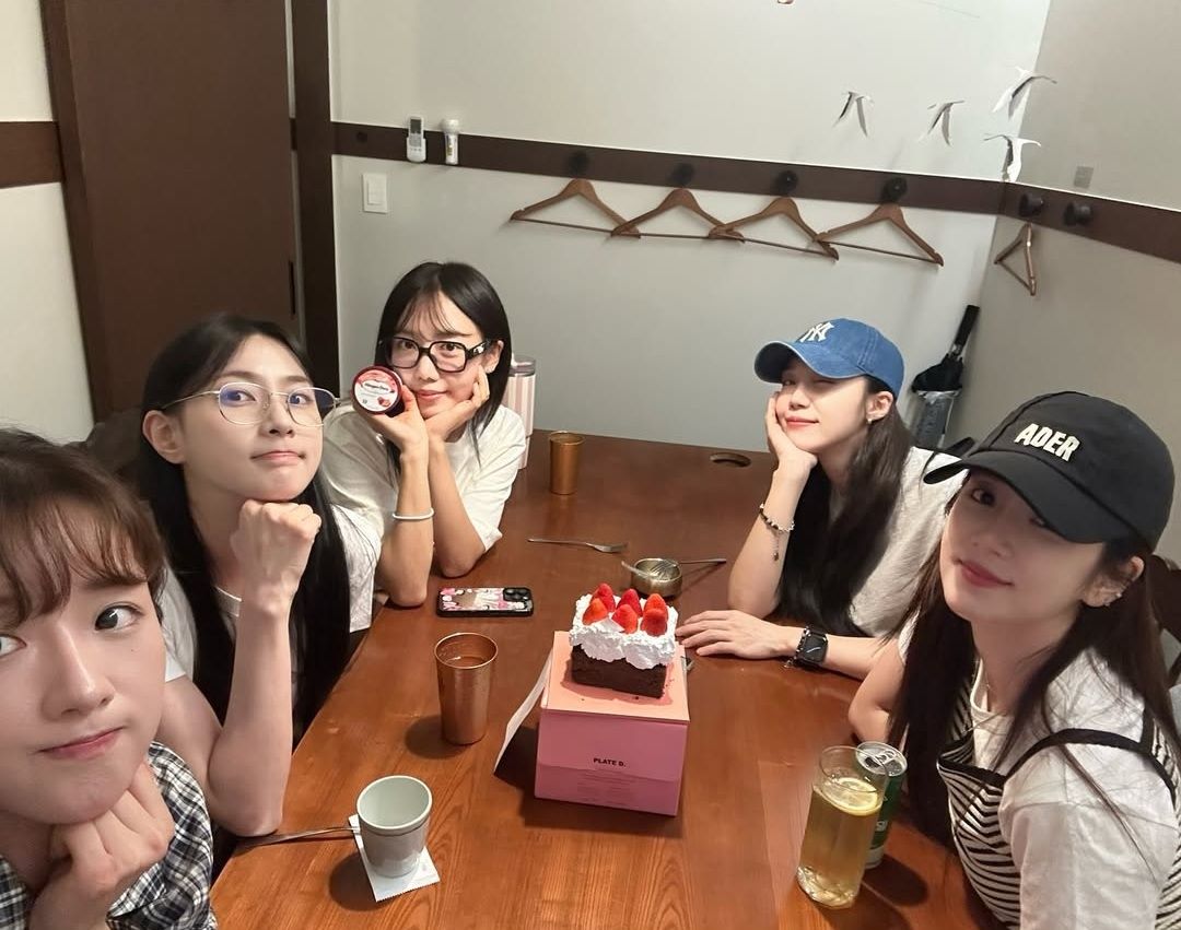 Apink成员们为吴夏荣庆祝生日，前成员孙娜恩缺席生日聚会