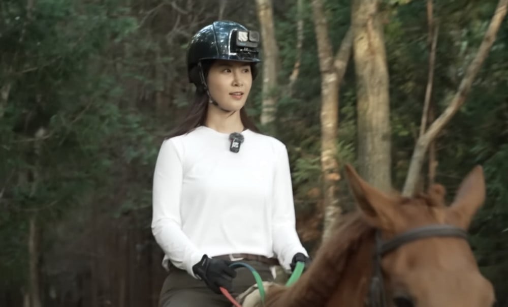 权侑莉在济州岛骑马时坠马，为克服恐惧又回到马背上继续骑行