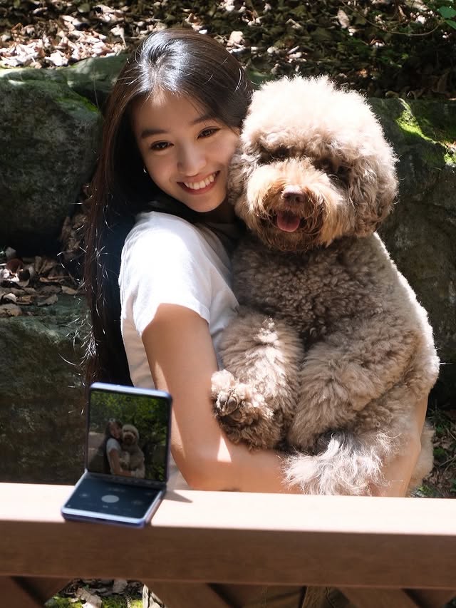 木村光希分享用折叠手机和爱犬共处的自拍，轻松拍出构图自然的照片
