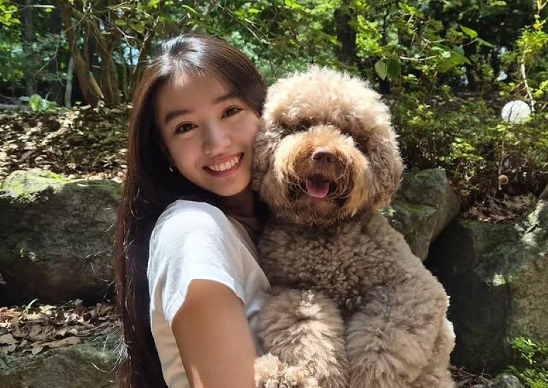 木村光希分享用折叠手机和爱犬共处的自拍，轻松拍出构图自然的照片