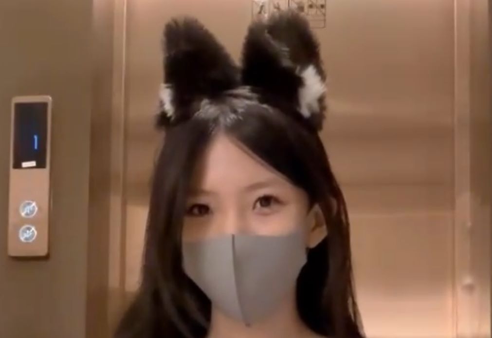 SNPSDPYX电梯战神视频什么梗，SNPSDPYX在电梯门前翻车被看到