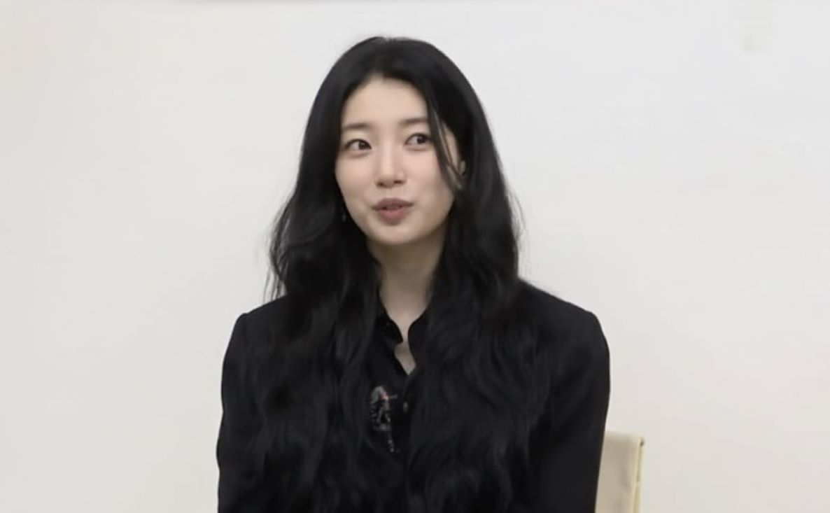 裴秀智透露自己本来的性格比较耿直，但随着演艺圈工作慢慢变得开朗