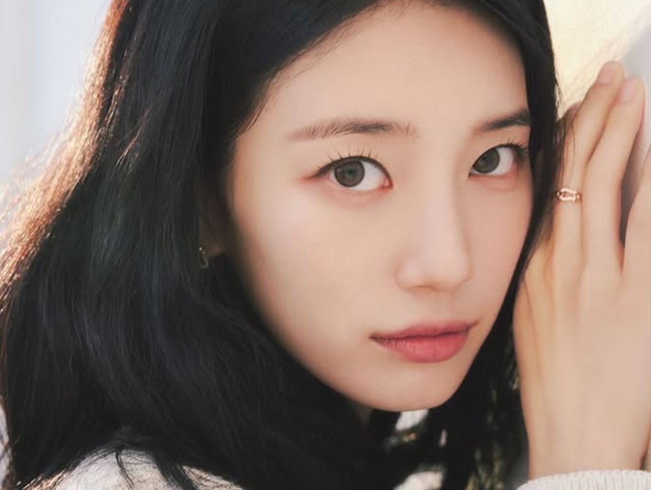 裴秀智与宋慧乔、安恩真在雨夜中漫步，友谊在现实生活中延续