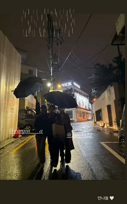 裴秀智与宋慧乔、安恩真在雨夜中漫步，友谊在现实生活中延续