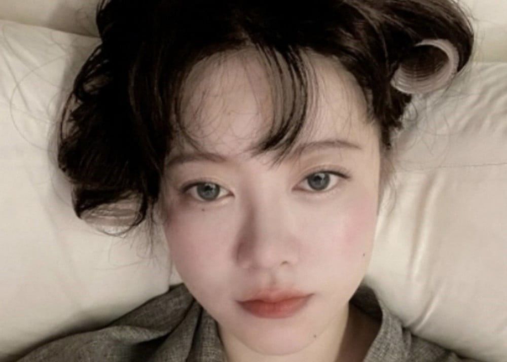 具惠善为自己发明的的扁平发卷担任模特，可伸缩的扁平发卷