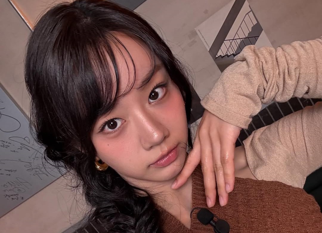 李惠利晒出辫子发型的可爱自拍，以及特别祝贺获奖的蛋糕