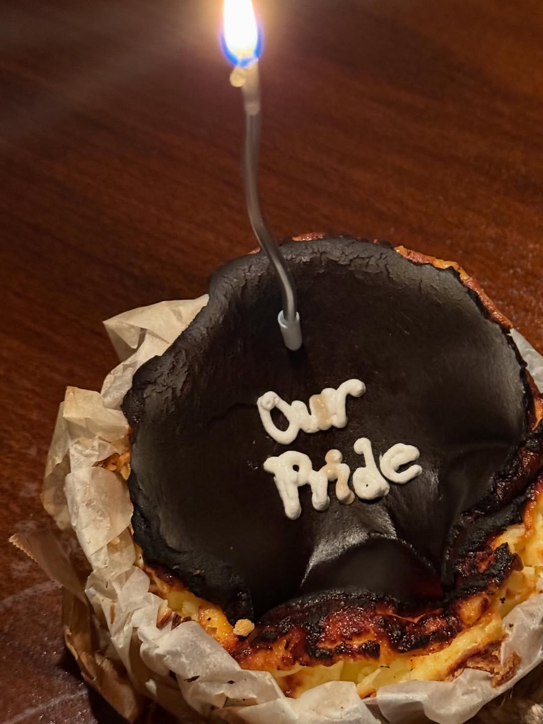 李惠利晒出辫子发型的可爱自拍，以及特别祝贺获奖的蛋糕