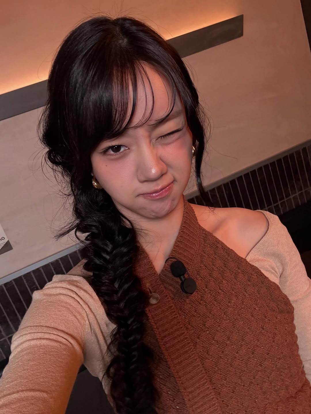 李惠利晒出辫子发型的可爱自拍，以及特别祝贺获奖的蛋糕