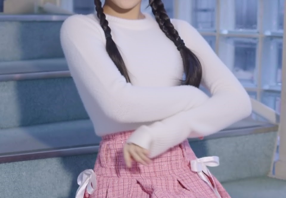 女舞蹈生迟到趴在凳子上挨打,羞得无地自容的作文故事