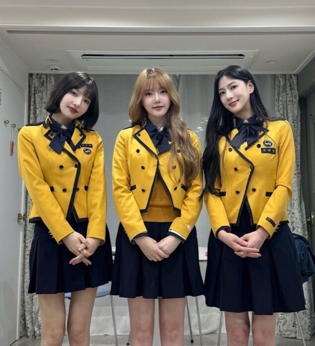 Apink吴夏荣、Red Velvet Joy和GFRIEND艺琳穿着10年前的校服重聚