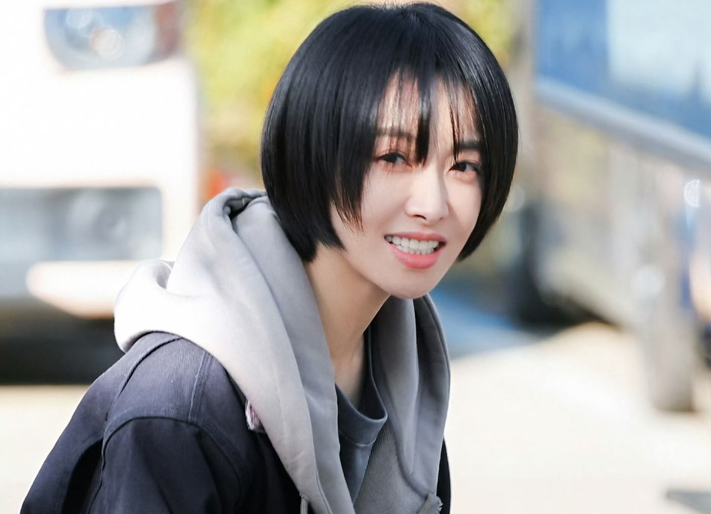 宋茜路透齐耳短发造型有点拘谨,已经融入扮演角色的社恐人设