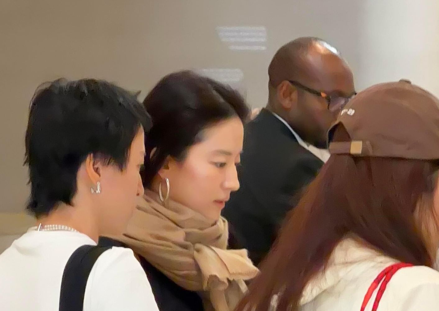 刘亦菲阿布扎比看展被偶遇,即使素颜在人群中也能一眼看到