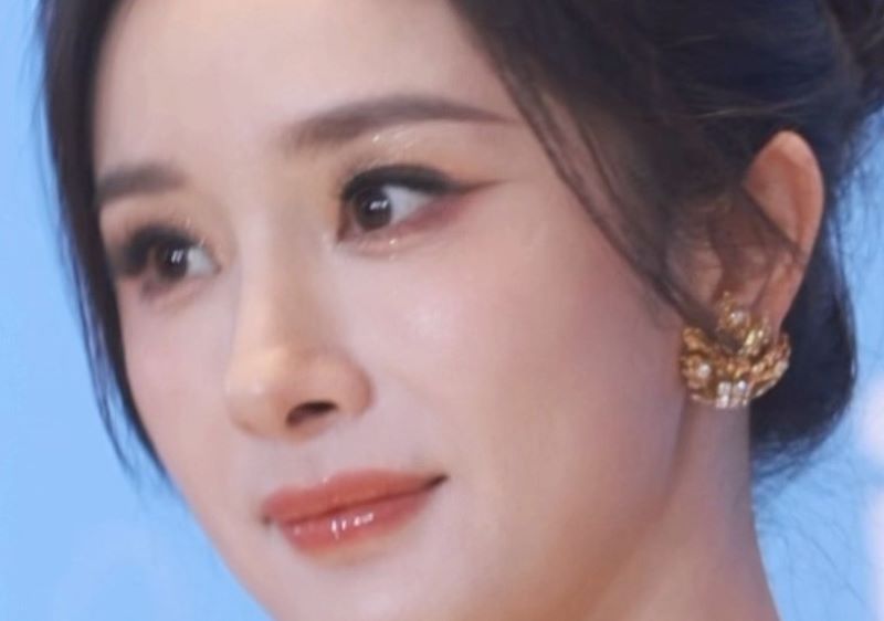 杨幂忙了一整晚口红零耗损,口红始终保持近乎完美的状态