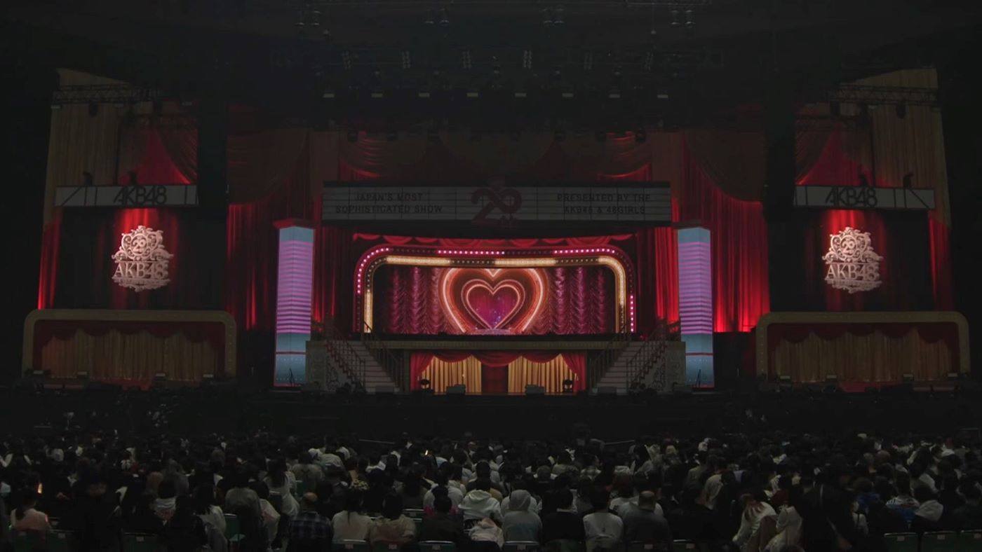 AKB48一期生17人重聚,登上20周年舞台感慨万分