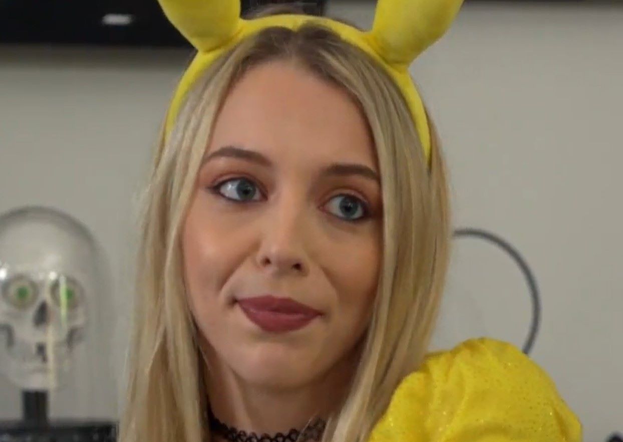 Lily Larimar莉莉拉利玛皮卡丘战袍视频什么梗，万圣节派对前的较量