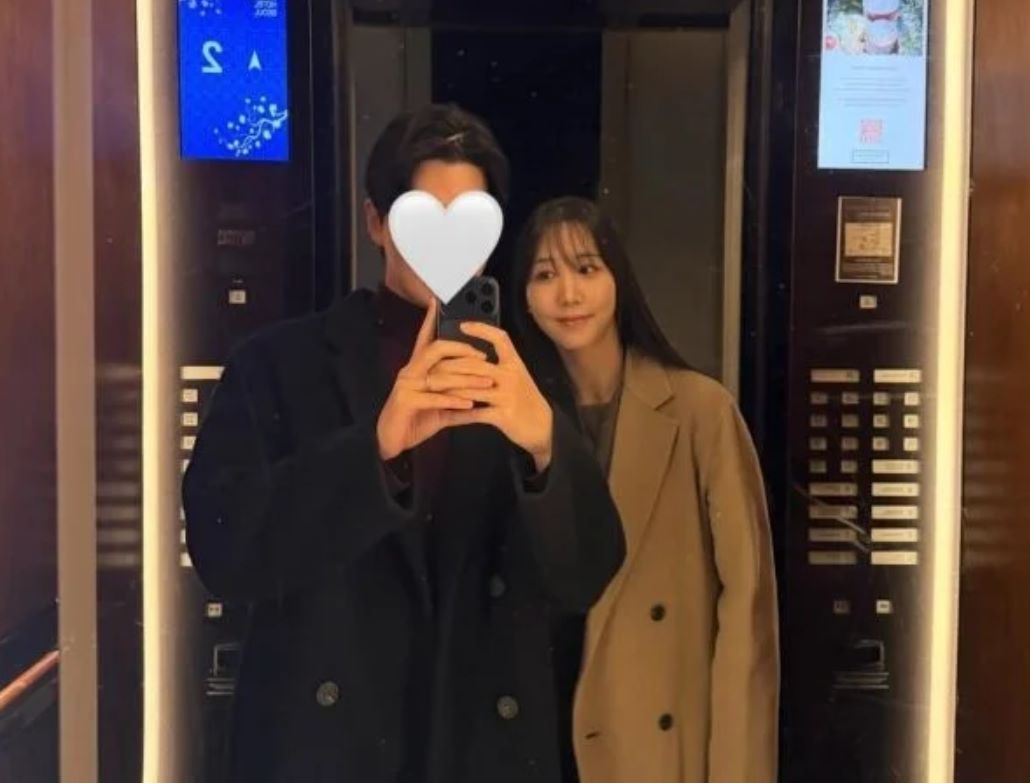 前Apink成员洪瑜暻公开近况，与丈夫在一家高级餐厅共度圣诞晚餐