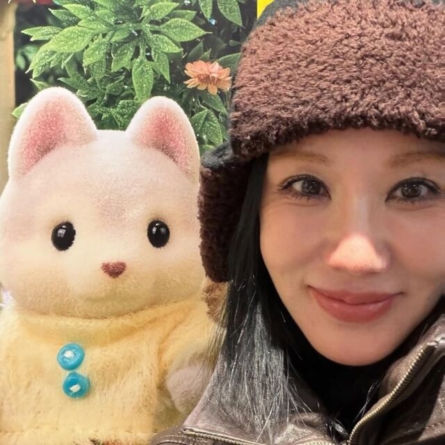 严正花分享在日本东京旅行的近况,在东京街头依然醒目出众