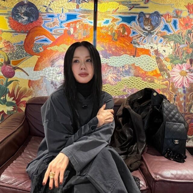 严正花分享在日本东京旅行的近况,在东京街头依然醒目出众