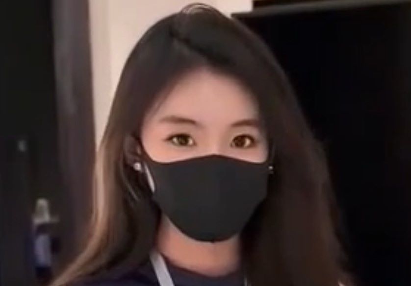 网红上官雅儿秘书的失误视频什么梗，戴口罩的秘书女神