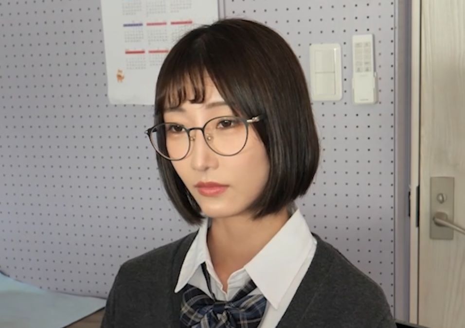 日本网红眼镜妹Yunadoll和钢琴老师视频什么梗，樱花妹博主Yunadoll