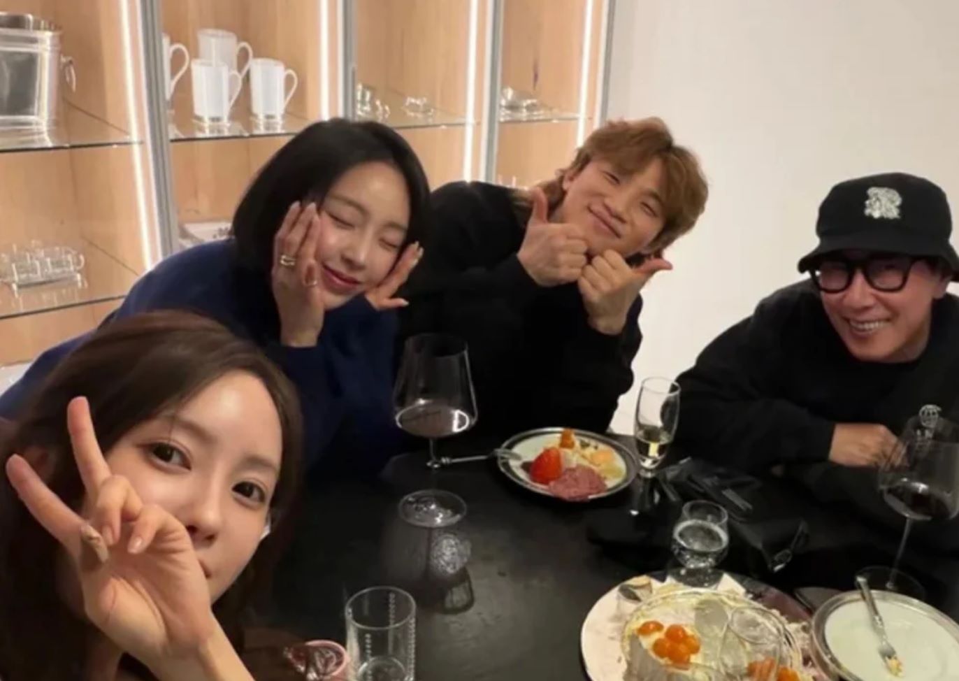 朴孝敏在厨房里忙前忙后，举办迁居宴招待圈内朋友