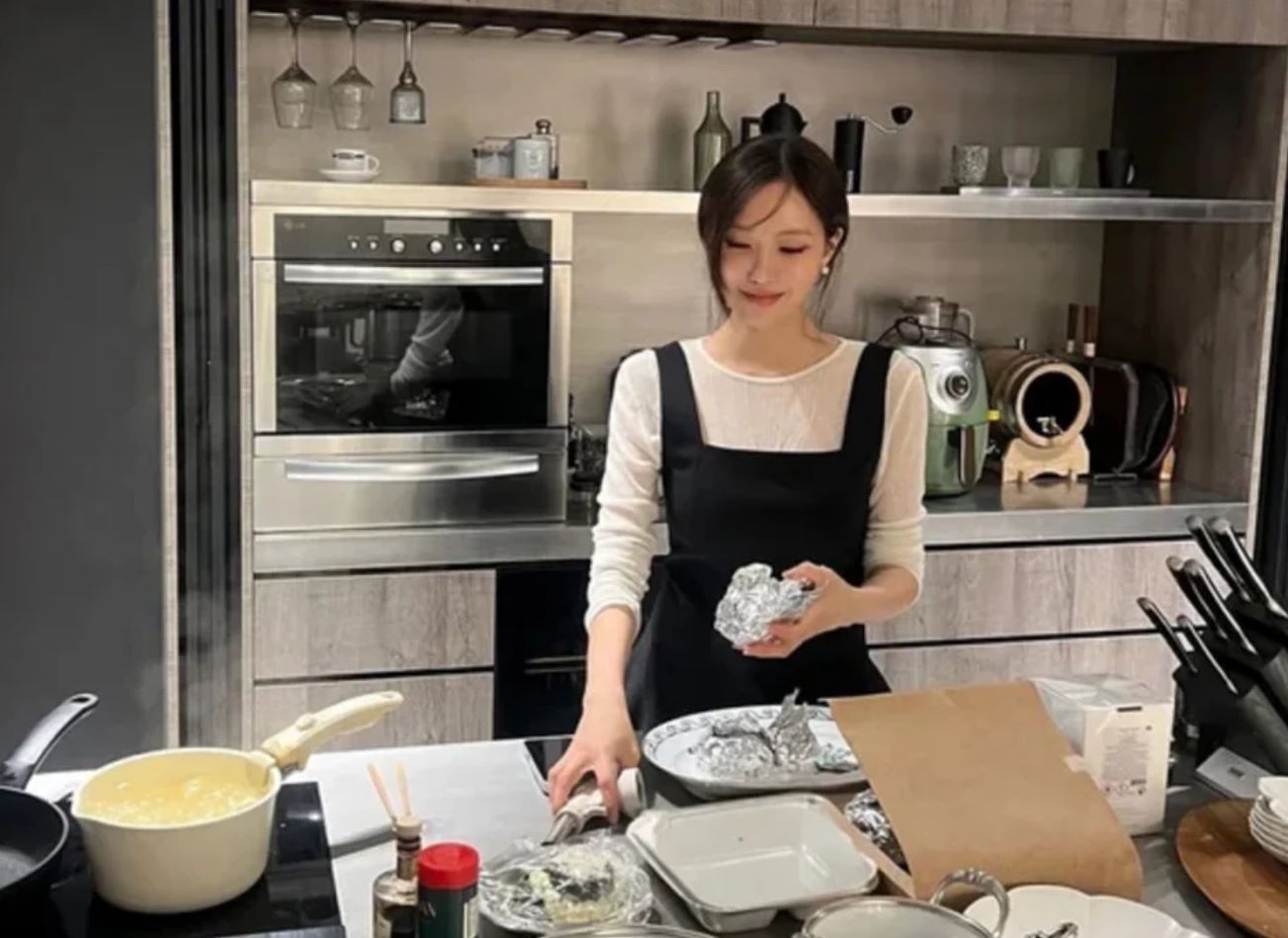 朴孝敏在厨房里忙前忙后，举办迁居宴招待圈内朋友