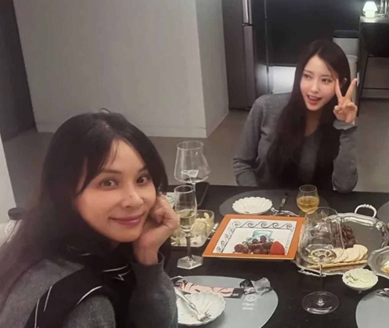 朴孝敏在厨房里忙前忙后，举办迁居宴招待圈内朋友