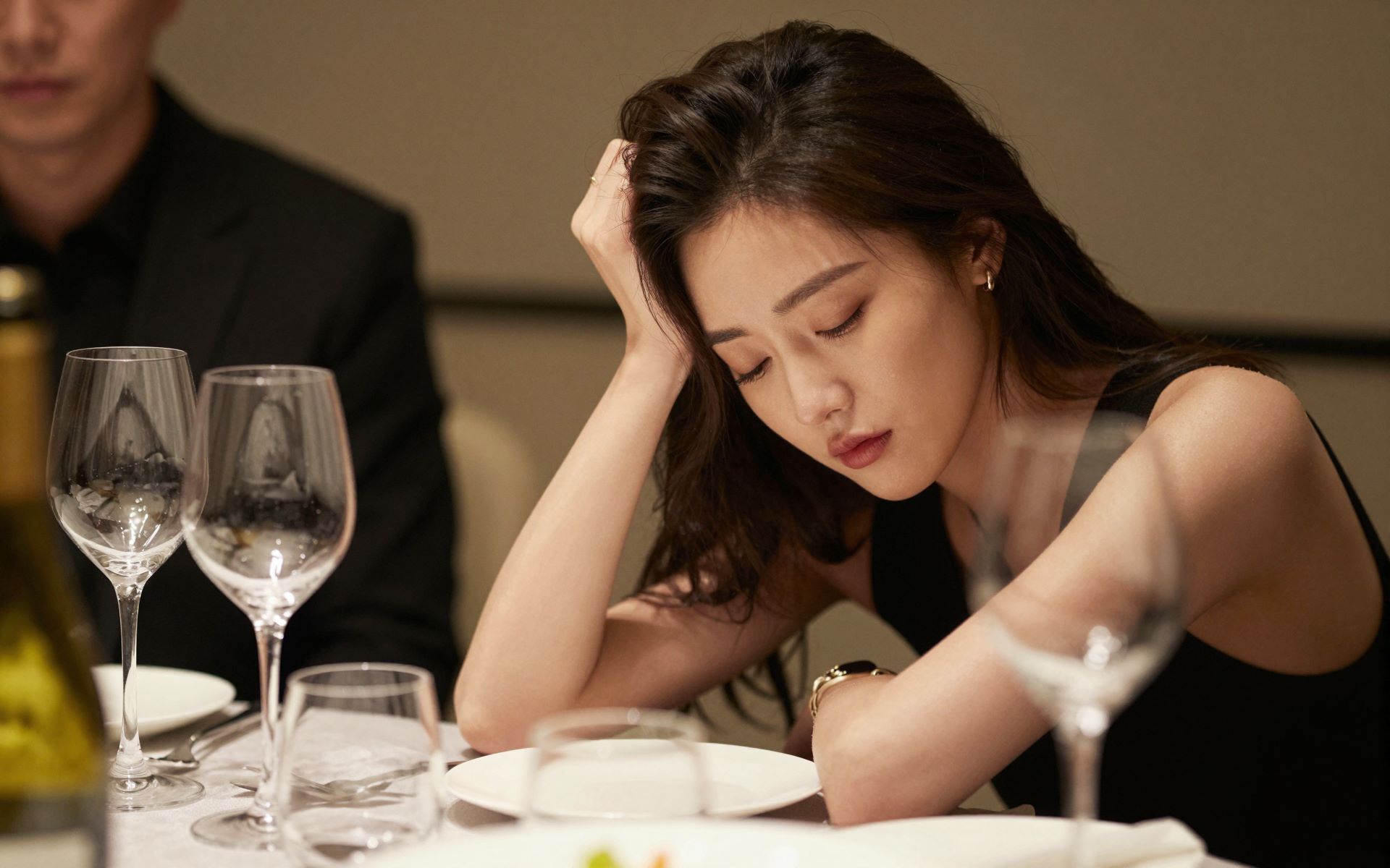 高颜值女神被灌醉还能轻微回应，证明自己还没完全酒醉