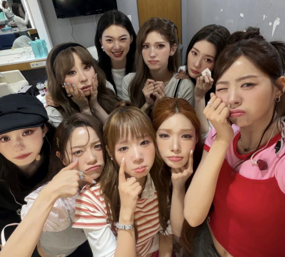 I.O.I时隔10年重聚的最后一场打歌舞台结束后，成员们充满不舍