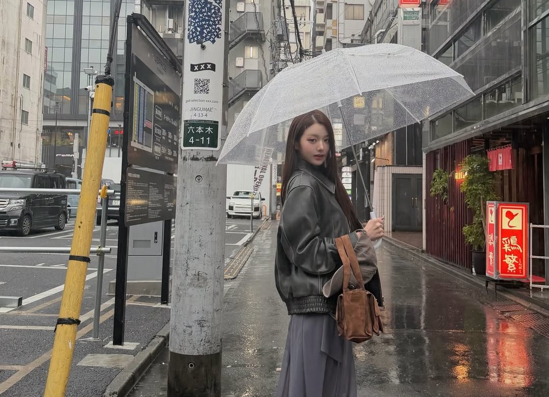 张元英身处日本雨中的街头纪念照,即使在雨雾里也美得精致