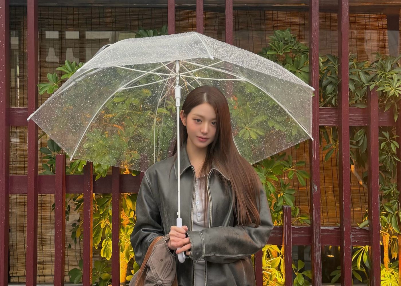 张元英身处日本雨中的街头纪念照,即使在雨雾里也美得精致