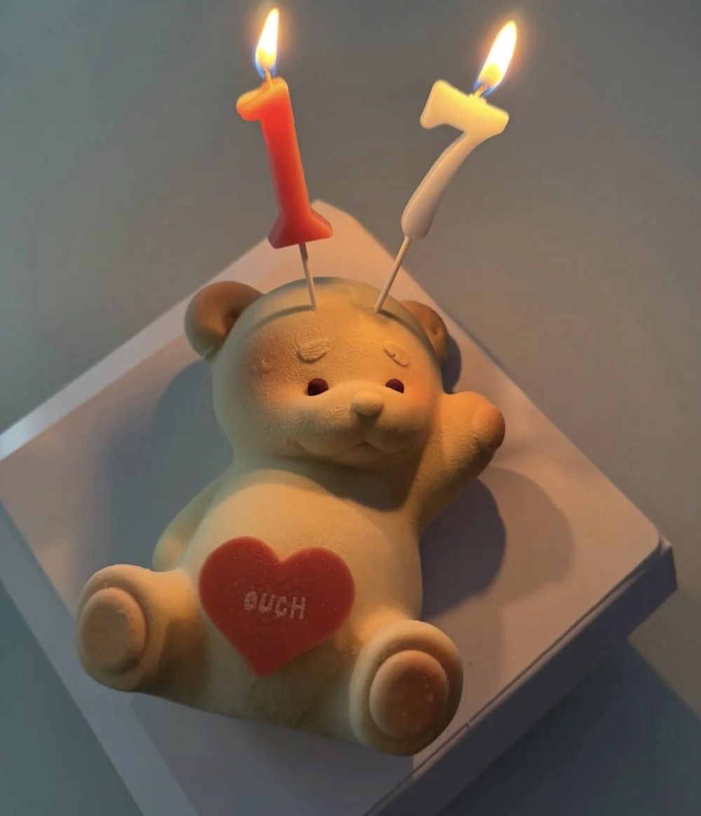 金泫雅低调庆祝4Minute出道17周年,泰迪熊蛋糕插着数字17的蜡烛