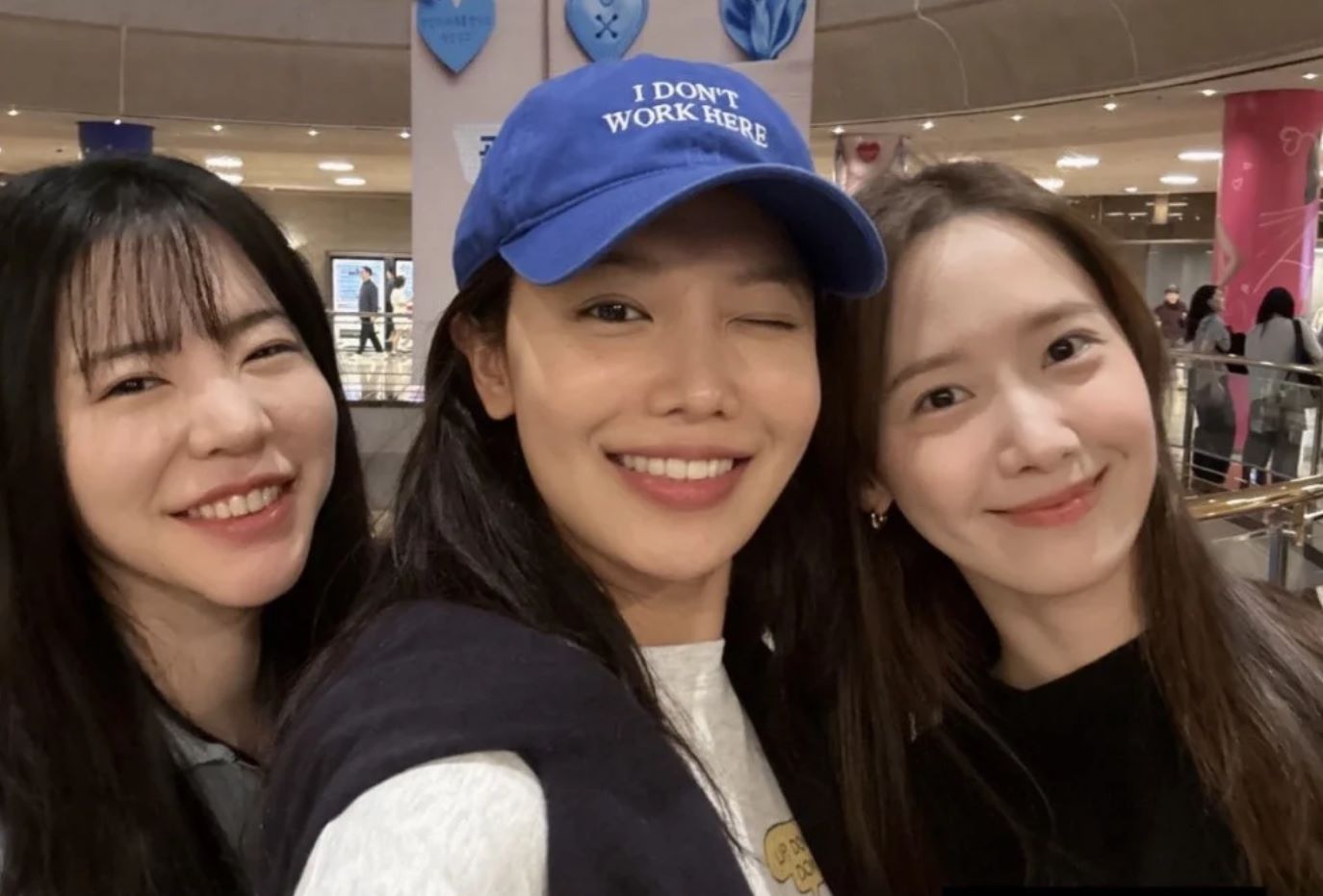 少女时代秀英、允儿和Sunny三人再度重聚,支持Tiffany出演的音乐剧