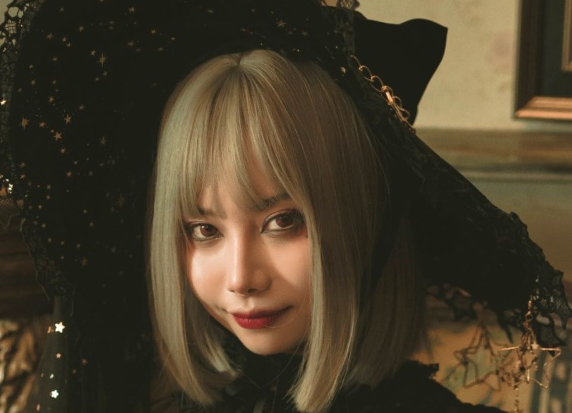 落落Raku魔女和黑猫写真图集是和谁一起拍摄的,哥特裙装的穿着
