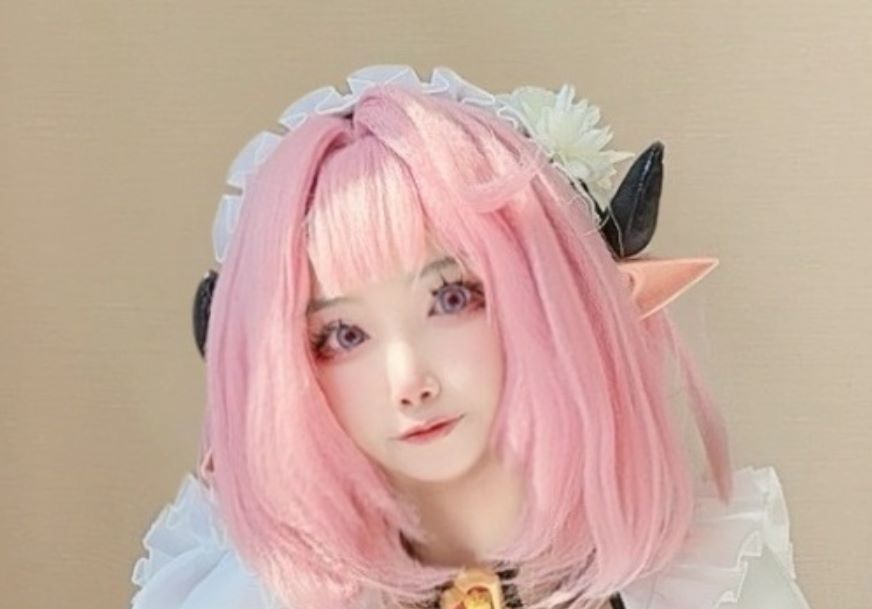 香草奶喵COS爱莉希雅女仆装写真的扮演者叫什么名，托着蛋糕的女仆