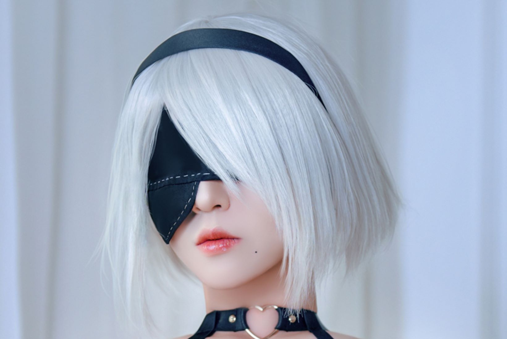 半半子COS的尼尔2B写真有几套,从原皮黑色战斗服到白礼服等