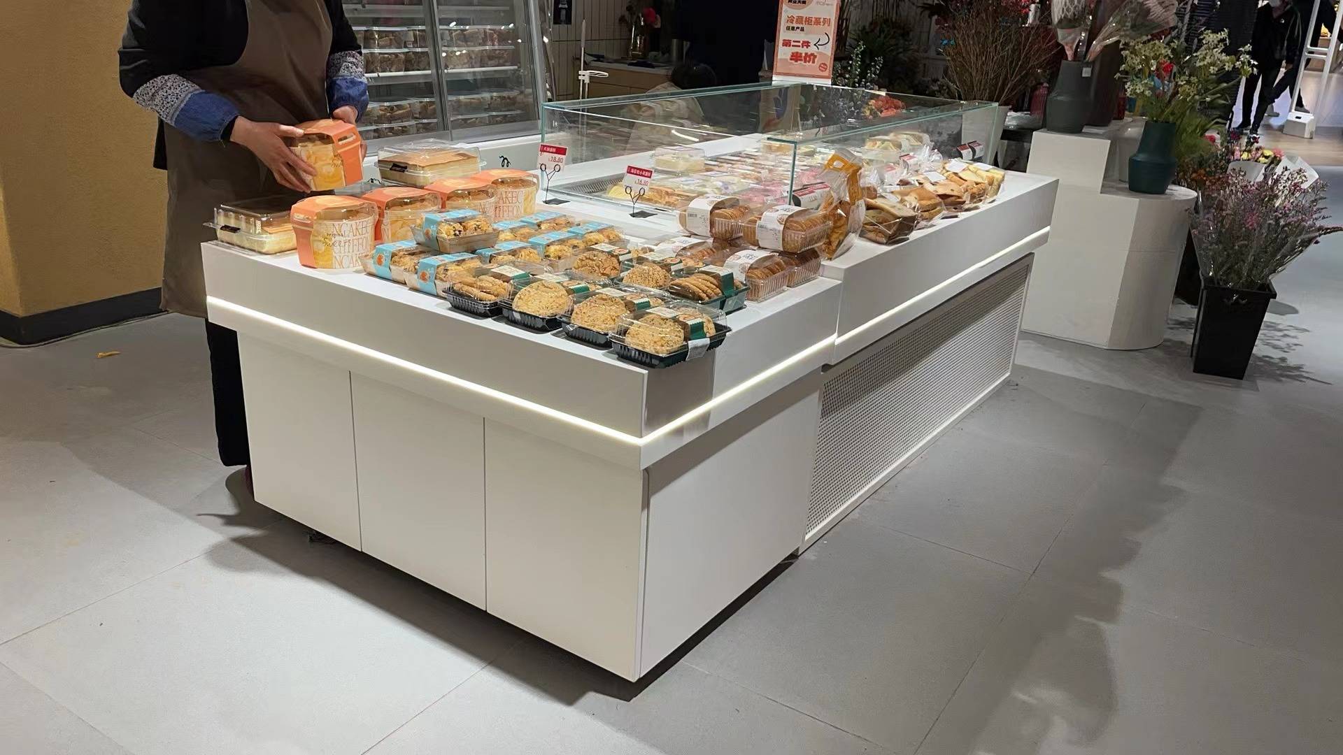 烘焙展示柜采用先进温控技术,确保每一块蛋糕,每一枚面包都保持在最佳