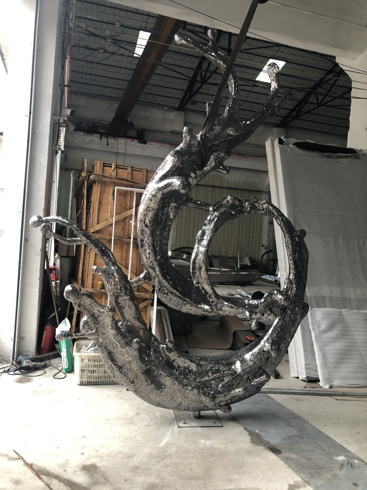 抽象不锈钢镂空异形浪花雕塑